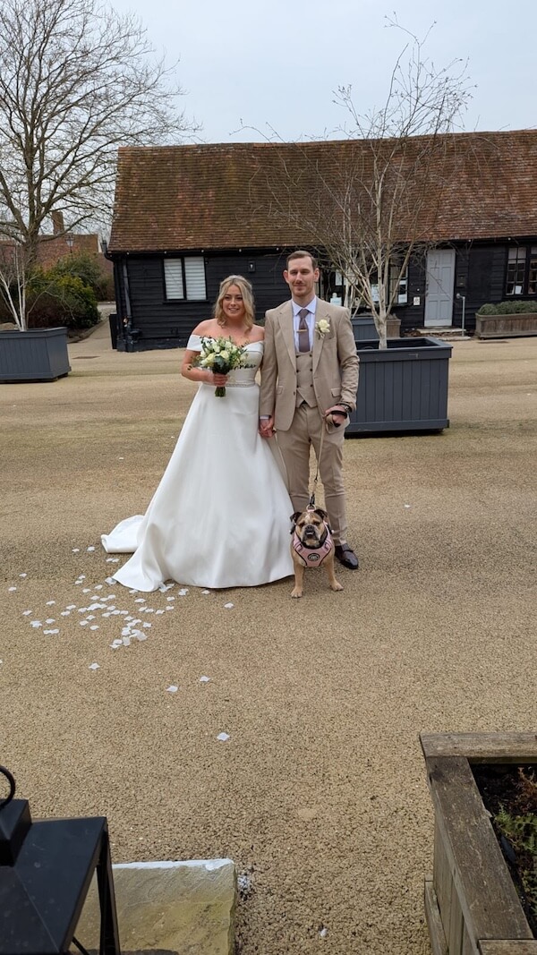 Wedding couple posing in a courtyard